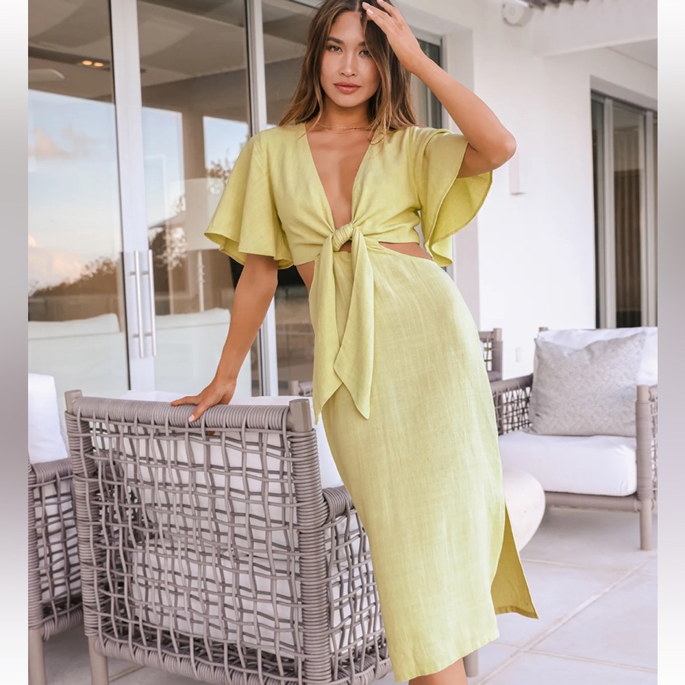 Lulu’s Summer Journey Light Green Tie-Front Cutout Midi Dress